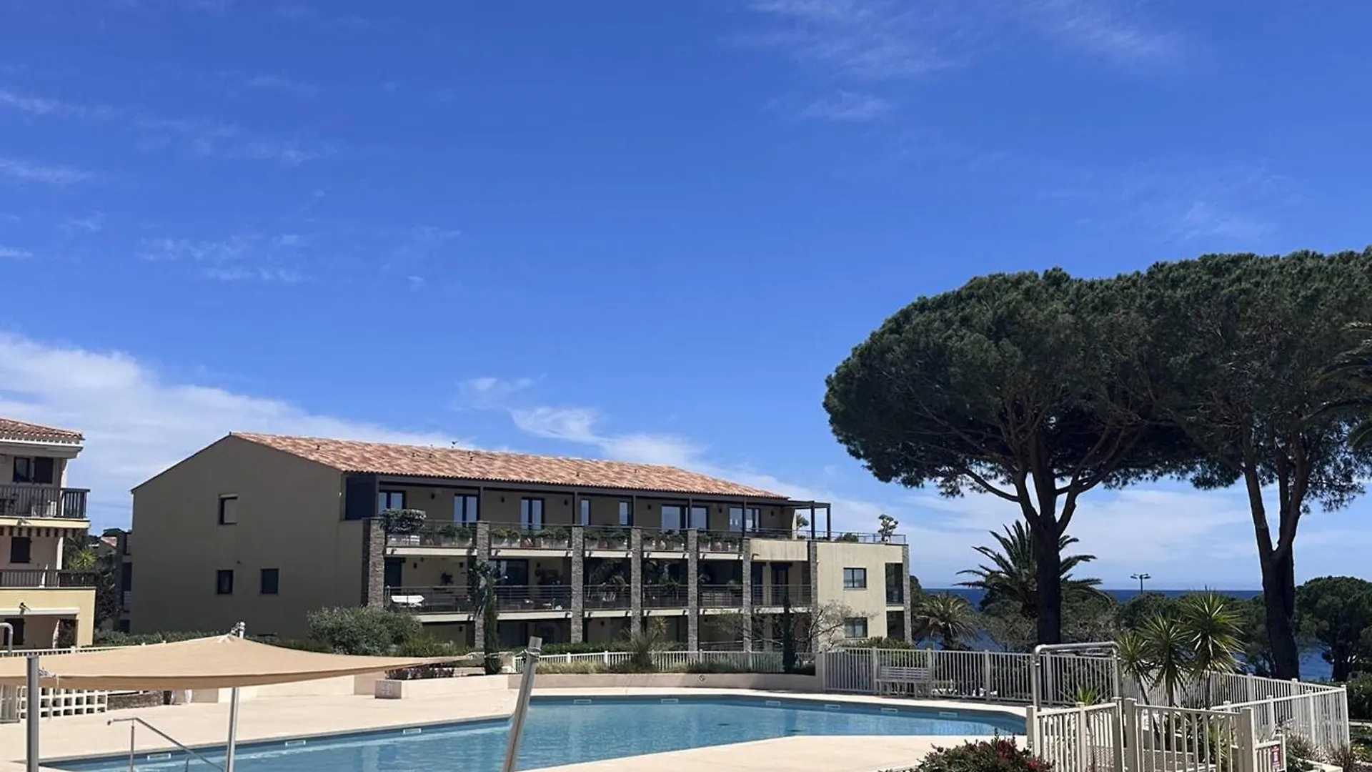 Appartement T2 Avec Piscine Et Vue Mer Proche Plages - Fr-1-768-76 Les Issambres